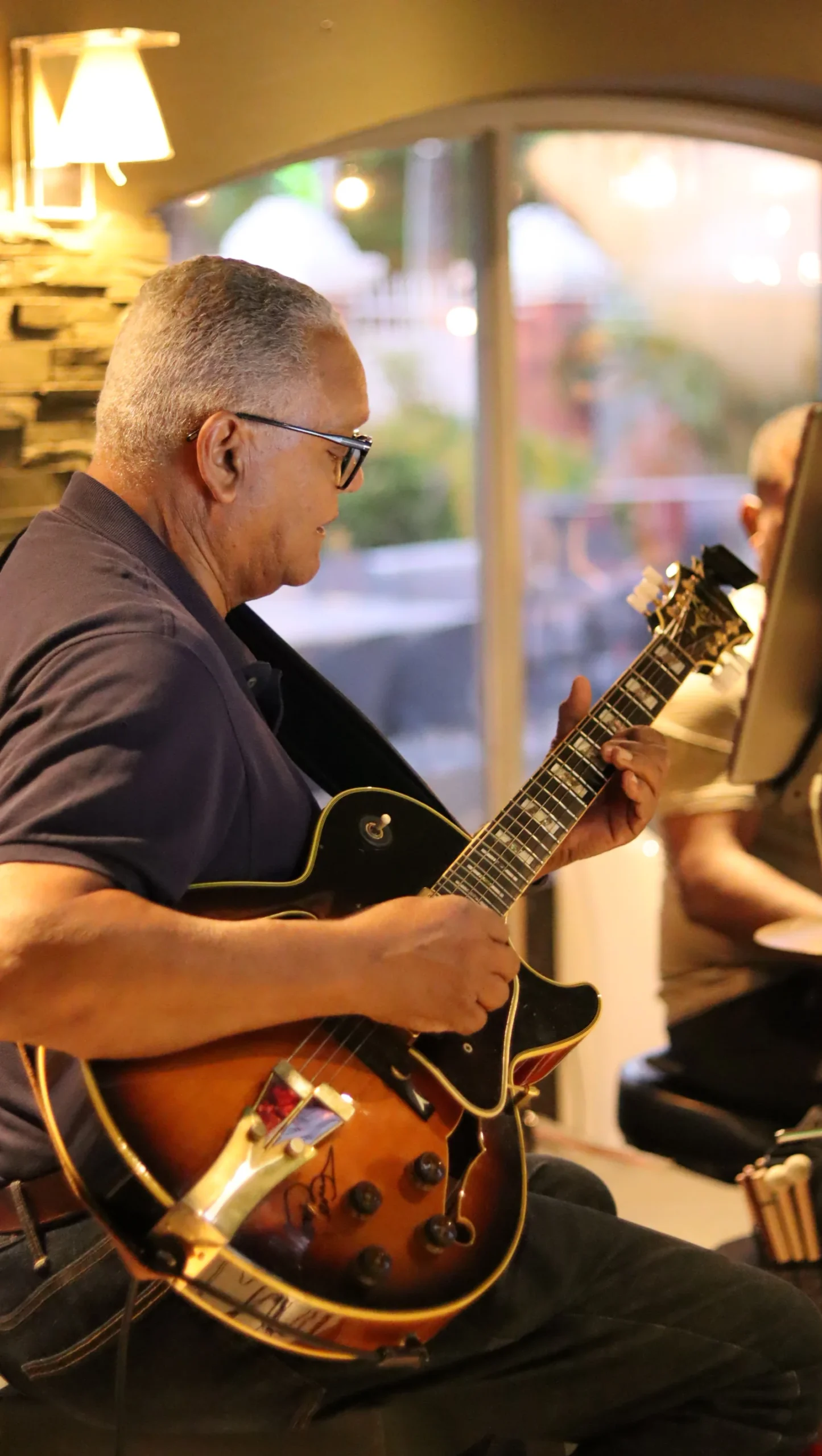 Gitarist tijdens Jazz Night bij Omundo Curaçao