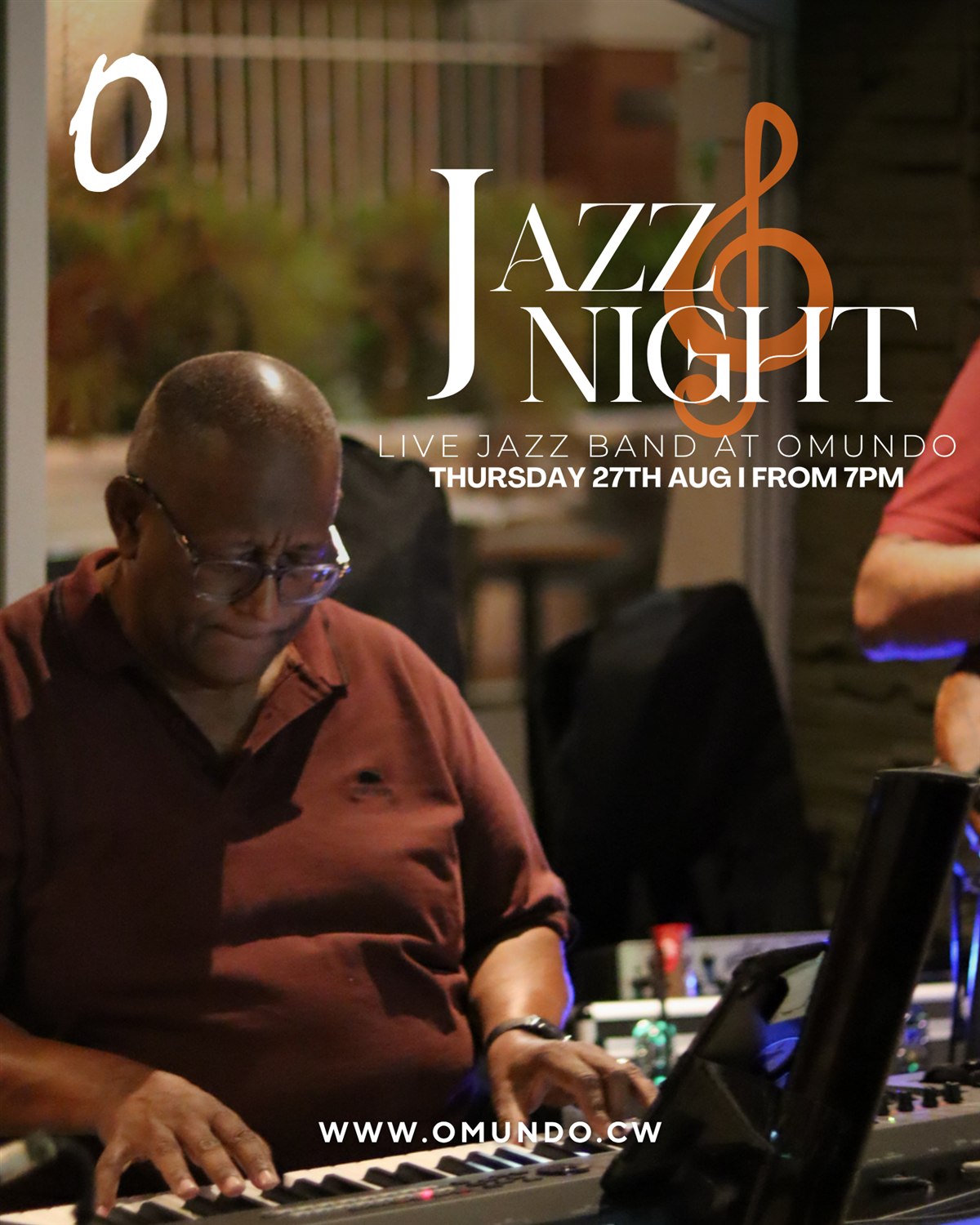 Toetsenist tijdens Jazz Night bij Omundo Curaçao