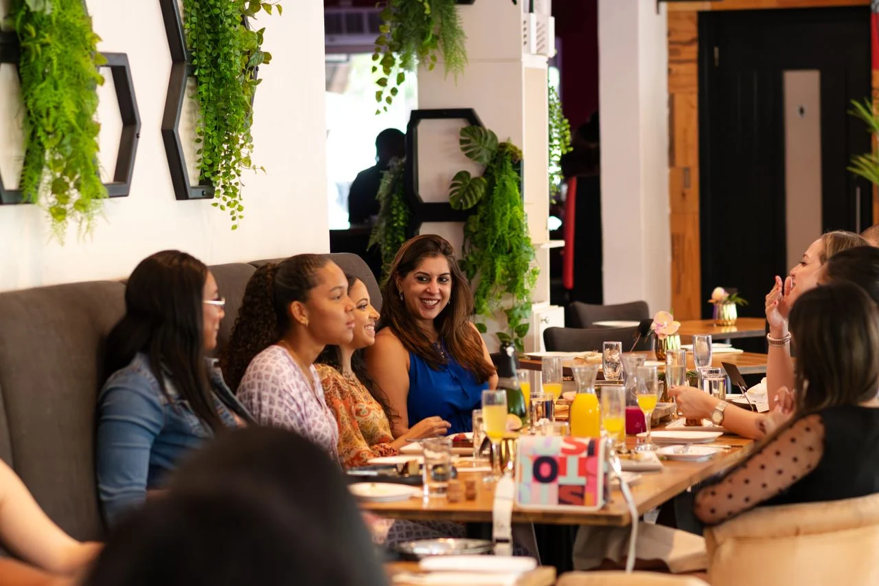 Amigos compartiendo brunch y bebidas en Omundo