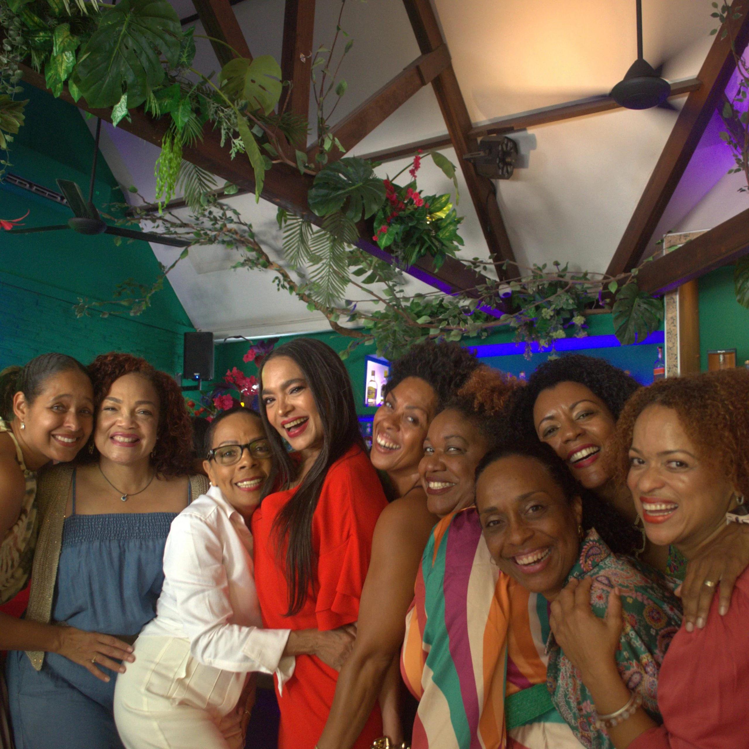 Friends enjoying an evening together at Omundo Curaçao