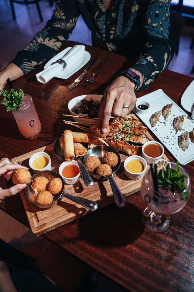 Shareable dishes and drinks on a table at Omundo