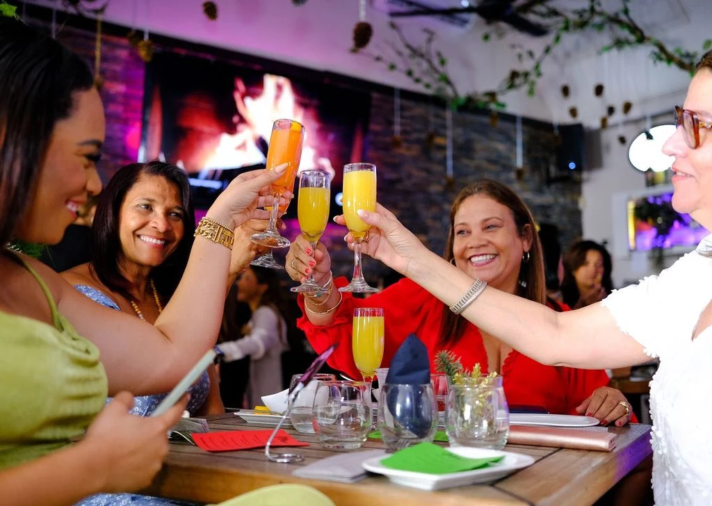 Clientes brindando con mimosas en el Boozy Brunch de Omundo