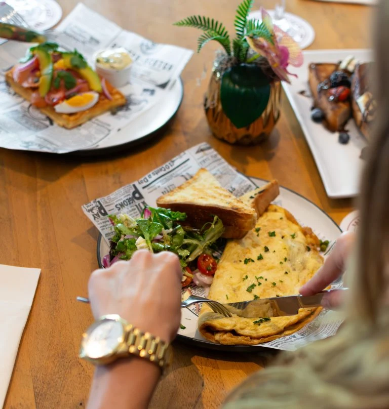 A colorful brunch spread at Omundo Curaçao
