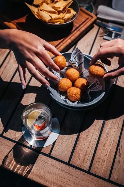 Friends sharing drinks and tasty snacks during After Five at Omundo